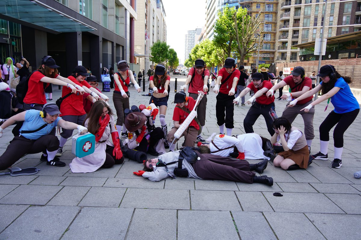 A tale of revenge in 2 pictures (except for that one team swapping Scout) #tf2…