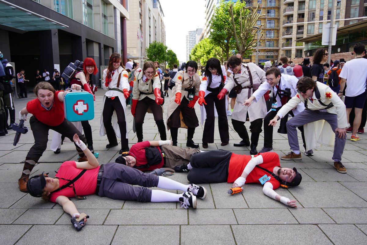 A tale of revenge in 2 pictures (except for that one team swapping Scout) #tf2…